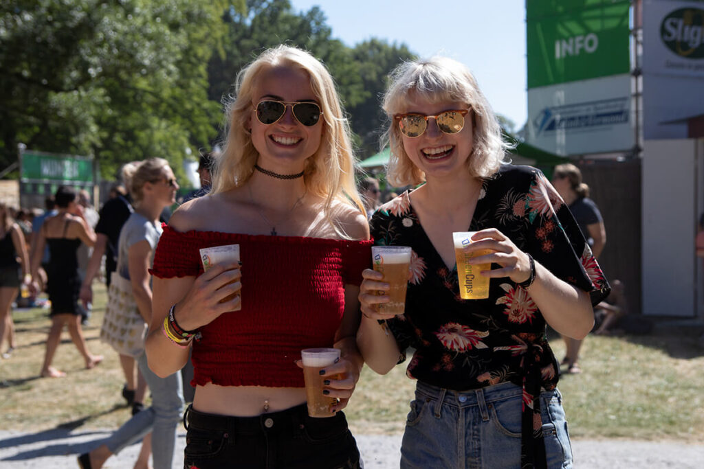 Meiden op festival met Greencups