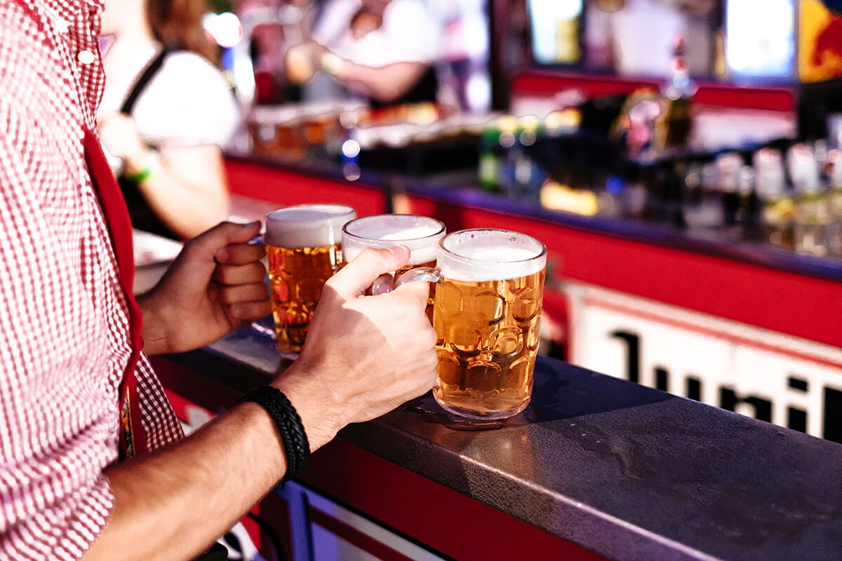 Oktoberfest beermugs aan de bar